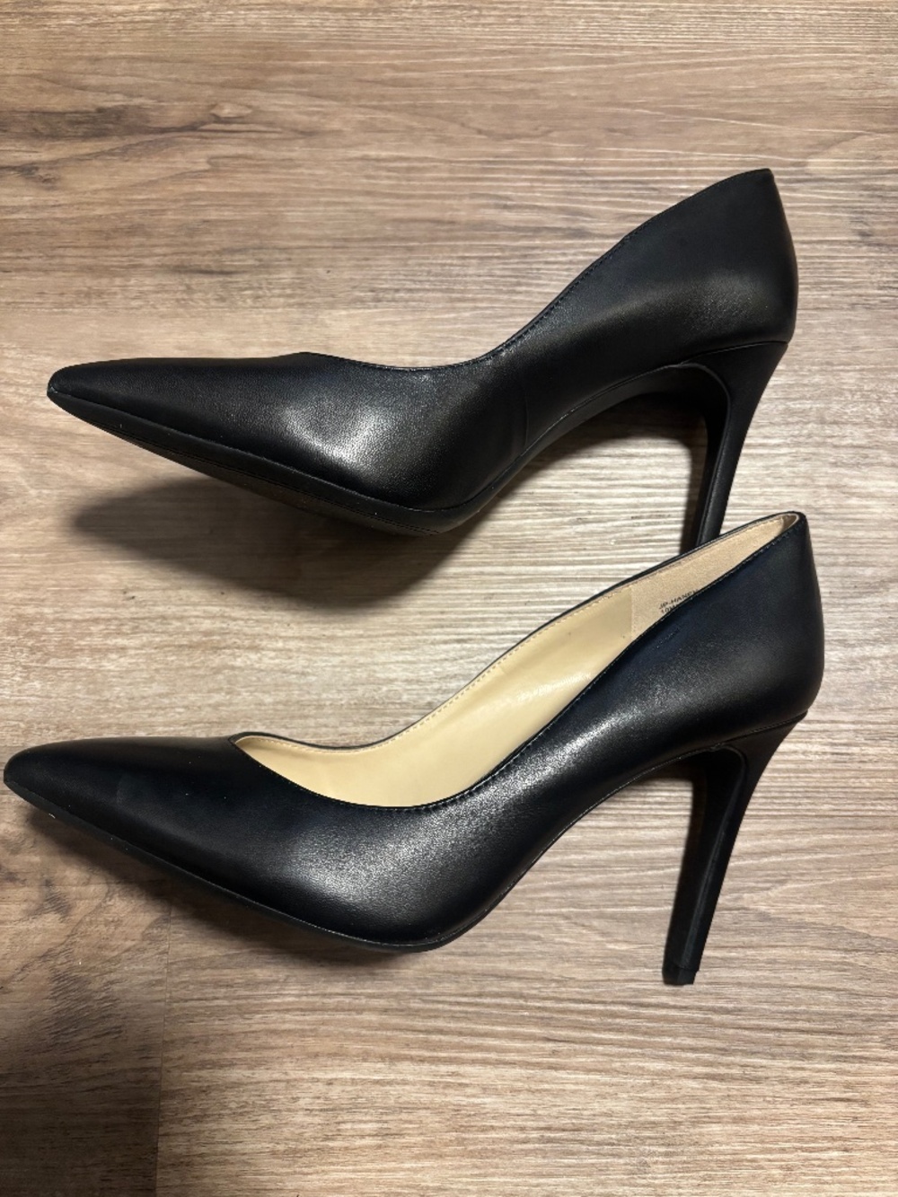 Jessica Simmons (black pumps)